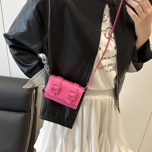 Mini borsa a tracolla magenta con trama in carbonio e tracolla regolabile