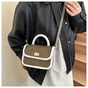 Détail du sac matelassé vert olive avec garniture en peluche et fermoir doré
