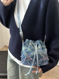 Borsa a secchiello in denim a scacchi con stelle colorate e bordi sfrangiati 2025