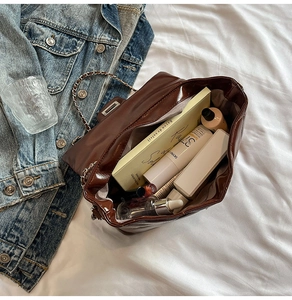 Sac matelassé marron foncé montrant un grand intérieur pour livres et cosmétiques