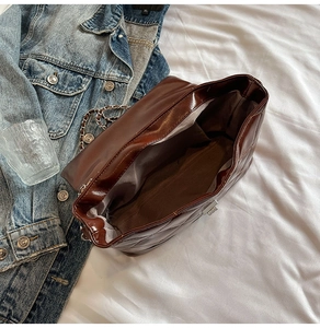 Vue intérieure du sac en cuir matelassé marron montrant sa grande capacité de rangement