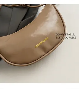 Détail du sac hobo kaki avec imprimé Fashion & Bags et texture cuir de qualité