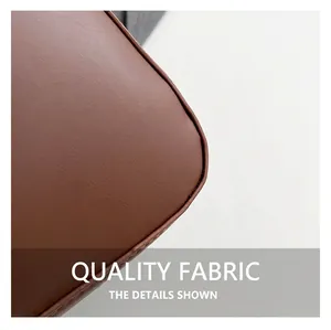 Gros plan détaillé de la texture en cuir marron et des coutures de précision du sac