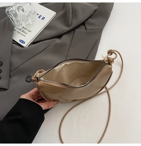 Détail de l'intérieur du sac croissant kaki avec doublure claire et fermeture éclair