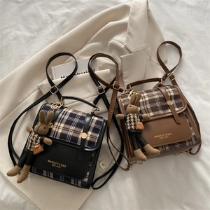 Vintage Rucksack mit Karomuster Kunstleder Akzenten und süßem Kaninchen Anhänger