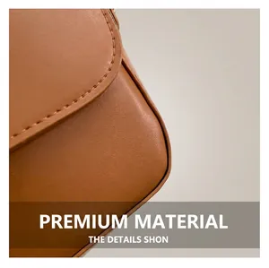 Gros plan sur un sac à bandoulière marron avec coutures précises et finitions arrondies