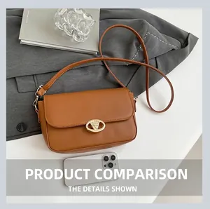 Détail d'un sac bandoulière en cuir marron avec boucle en métal doré et logo V élégant