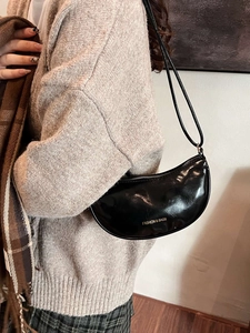 Sac à bandoulière en demi-lune noir brillant à la mode avec bandoulière élégante