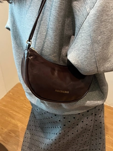 Sac à main croissant en cuir glacé marron foncé avec lettrage doré pour femmes élégantes