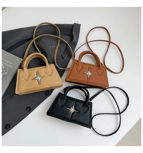 Flachbild von Mini-Trapez-Handtaschen in Schwarz, Karamell und Beige mit Sternschnallen