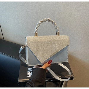 Vue détaillée du sac bandoulière argenté miroir avec strass et poignée torsadée