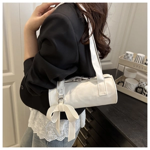 Détail du sac Boston blanc en cuir avec grand nœud décoratif et bandoulière large