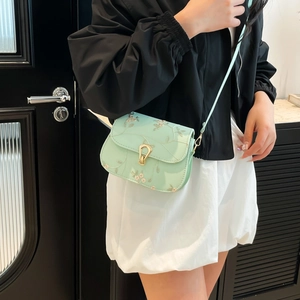 Sac bandoulière chic vert clair avec broderie florale et fermoir doré élégant