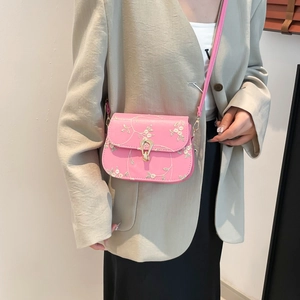 Pink straw saddle bag with white flower embroidery and gold metal clasp for women
