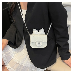 Dettaglio mini borsa trapuntata bianca con fiocco in raso e chiusura a camelia argento