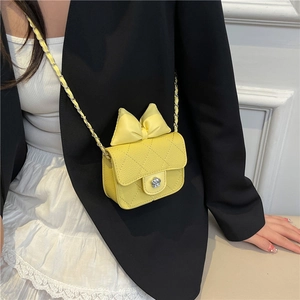 Mini borsa gialla a tracolla trapuntata con fiocco e tracolla a catena argentata