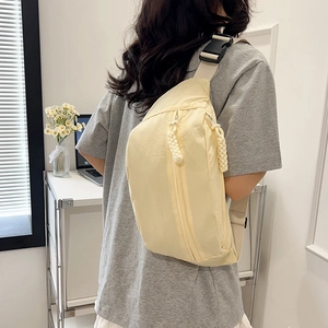 Sac de poitrine en toile beige style japonais avec double fermeture éclair porté