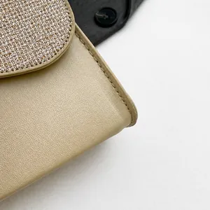 Gros plan du sac beige à chaîne avec rabat scintillant de strass et coutures précises
