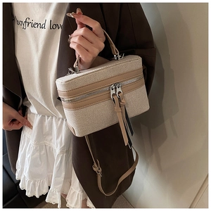 Detail der Box-Tasche aus Segeltuch und Leder mit Webstruktur und Doppelreißverschluss