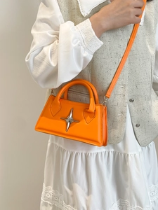 Leuchtend orangefarbene Umhängetasche mit silbernem Stern und passendem Schultergurt