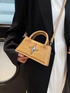 Minimalistische apricot Mini-Handtasche mit Silberstern, präsentiert von einem Model