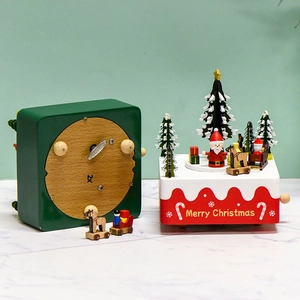 Carillon meccanico natalizio in legno con Babbo Natale e scene invernali in miniatura