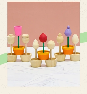 Dettaglio di fiori e funghi decorativi in legno colorato per la decorazione DIY