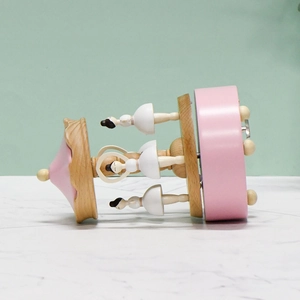 Boîte à musique en bois rose avec ballerines rotatives et couvercle festonné élégant