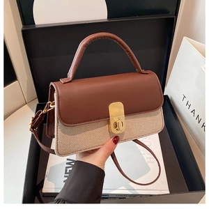 Detailansicht der zweifarbigen Umhängetasche mit braunem Leder und beige Webstruktur