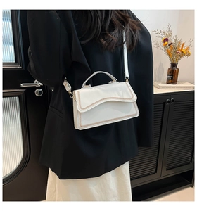 Sac à bandoulière blanc tendance avec surpiqûres marron sur cuir lisse
