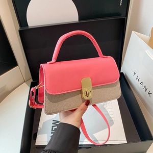 Schultertasche in Rosa und Beige mit gewebter Textur und goldenem Drehverschluss
