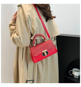 Détail d'un petit sac carré rouge à paillettes porté sur un trench-coat beige élégant