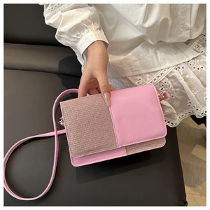 Détail de l'assemblage de paillettes roses et de cuir sur un petit sac à main tendance