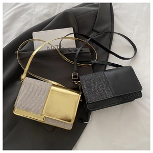 Détail de sacs bandoulière tendance avec textures scintillantes et finitions métallisées