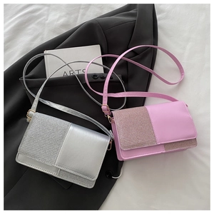 Détail de la couture en cuir PU lisse et paillettes sur les sacs à bandoulière rose et argent
