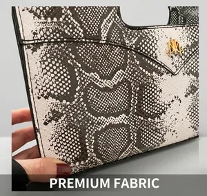 Detail der Schlangenledermuster-Handtasche mit goldenem JM-Logo und Hohlgriffdesign