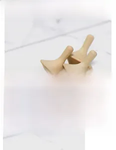 Gros plan de quatre toupies en bois naturel pour peinture DIY et motricité enfantine