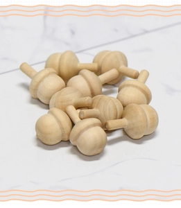 Dettaglio di ghiande in legno naturale per fai da te e giocattoli stile Montessori