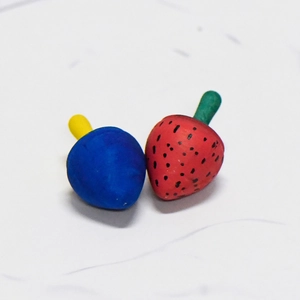 Miniature fragole in argilla fatte a mano rosse e blu per decorazioni e fai da te