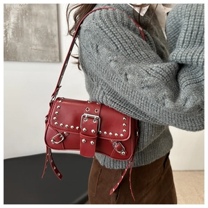 Détails du sac épaule rouge style punk Y2K avec rivets argentés et boucles de réglage