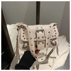 Vue détaillée du sac punk blanc crème avec clous argentés et boucle en métal