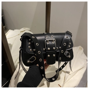 Gros plan du sac punk noir avec rivets métalliques argentés et détails de quincaillerie Y2K