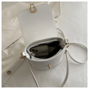 Vue de dessus d'un sac seau blanc montrant l'espace pour téléphone et boucle dorée en U