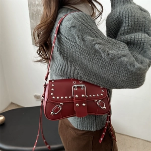 Sac à bandoulière vintage rouge foncé avec rivets argentés pour un look punk chic