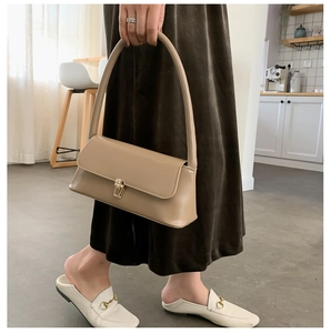 Détail du sac à bandoulière chic de couleur avoine avec fermoir doré élégant et cuir PU