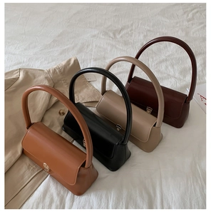 Détail de quatre sacs à main chic et minimalistes en noir, beige et marron foncé