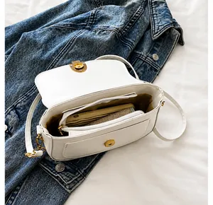 Interior detallado del bolso de silla beige que muestra espacio para móvil y billetera