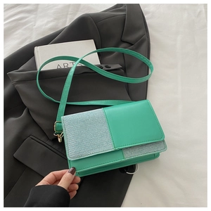 Détail du sac bandoulière vert menthe avec empiècement en tweed et boucle en métal doré