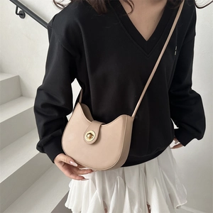 Sac croissant beige minimaliste avec fermoir métallique doré et fine bandoulière