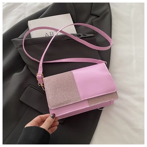 Détail du sac à bandoulière rose avec texture patchwork pailletée et cuir
